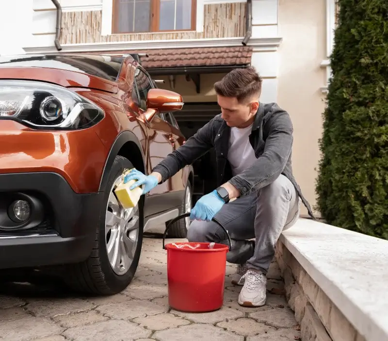 Lavage auto à domicile Saint-Saturnin-lès-Avignon : professionnel intervenant sur un véhicule